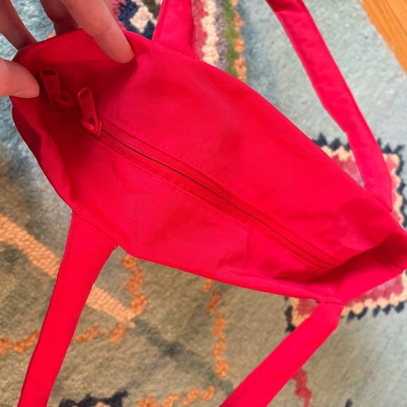Baggu mini cloud bag in candy apple red - Picture 7 of 10
